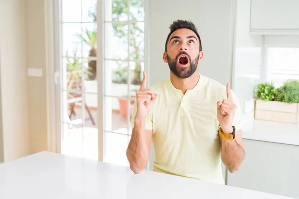 Bonito Hispânico Homem Casual Amarelo Shirt Casa Espantado Surpreso Olhando — Fotografia de Stock