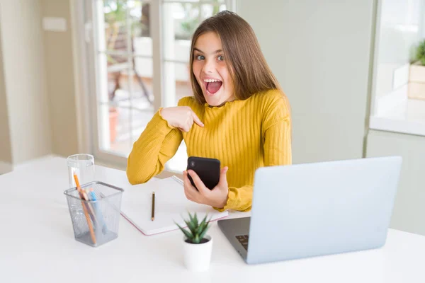 Hermosa Niña Usando Teléfono Inteligente Computadora Portátil Con Cara Sorpresa — Foto de Stock