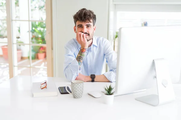 Jovem Homem Negócios Trabalhando Usando Computador Olhando Estressado Nervoso Com — Fotografia de Stock