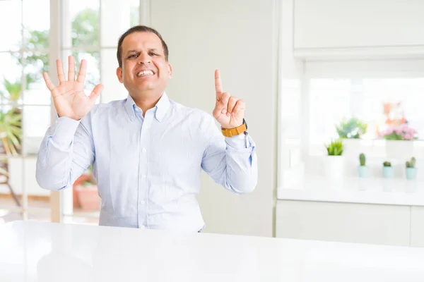 Evde Gösterme Işaret Parmakları Ile Oturan Orta Yaş Adam Kendinden — Stok fotoğraf