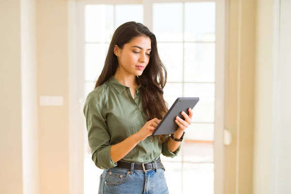 Belle Jeune Femme Travaillant Aide Une Tablette Tactile — Photo