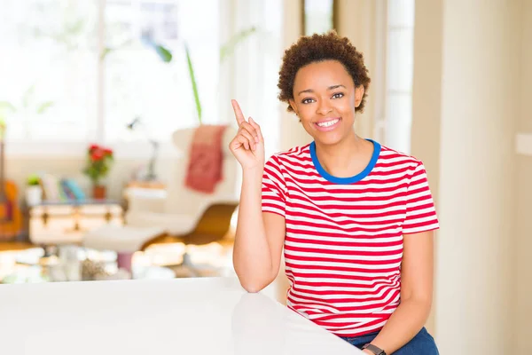 Jonge Mooie Afrikaanse Amerikaanse Vrouw Thuis Met Een Grote Glimlach — Stockfoto