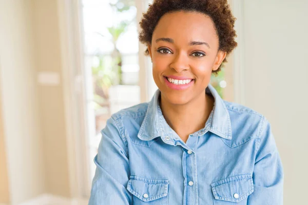 Jovem Bela Mulher Afro Americana Feliz Rosto Sorrindo Com Braços — Fotografia de Stock