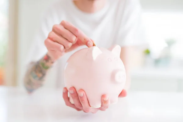 Närbild Människan Att Sätta Ett Mynt Inuti Spargris Som Besparingar — Stockfoto