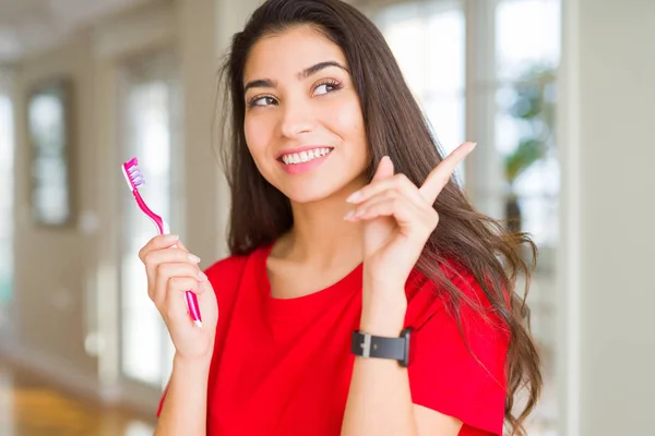 Mujer Joven Sosteniendo Cepillo Dental Muy Feliz Señalando Con Mano —  Fotos de Stock