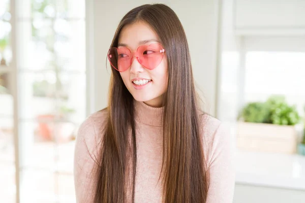 Όμορφη Ασιατική Γυναίκα Φορώντας Ροζ Καρδιά Γυαλιά Χαμογελαστά Πλευρά Και — Φωτογραφία Αρχείου