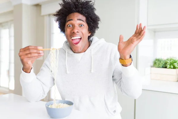 Hombre Afroamericano Comiendo Fideos Asiáticos Usando Palillos Casa Muy Feliz —  Fotos de Stock