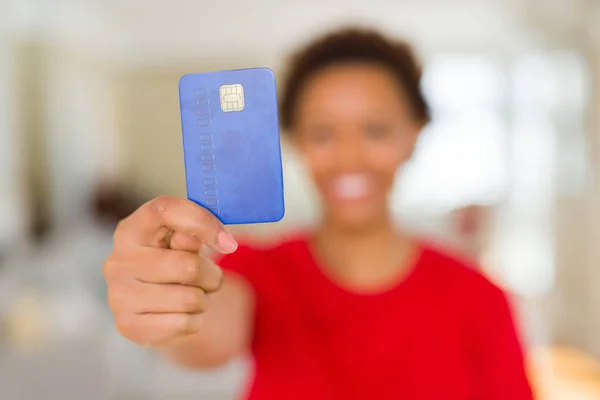 Junge Afrikanisch Amerikanische Frau Mit Kreditkarte Mit Einem Glücklichen Gesicht — Stockfoto