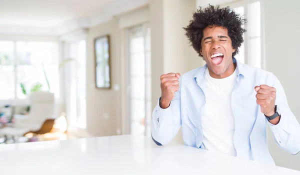 Afro Amerikai Ember Otthon Izgatott Siker Karokkal Fel Ünneplése Győzelem — Stock Fotó