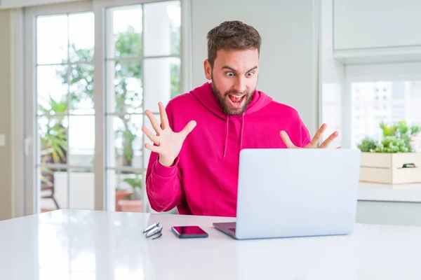 Schöner Mann Der Mit Computer Laptop Arbeitet Und Verrückt Und — Stockfoto