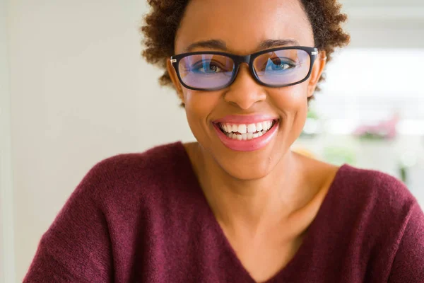 Jovem mulher africana bonita com cabelo afro usando óculos — Fotografia de Stock