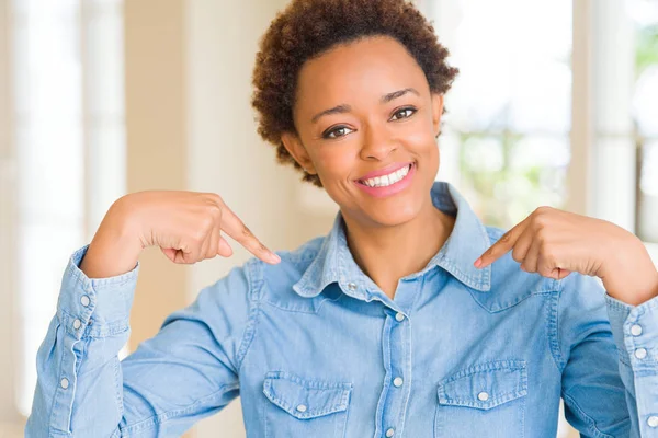 Jovem Bela Mulher Afro Americana Olhando Confiante Com Sorriso Rosto — Fotografia de Stock