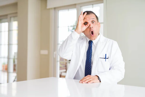 Médico Mediana Edad Con Abrigo Médico Clínica Haciendo Gesto Bien —  Fotos de Stock