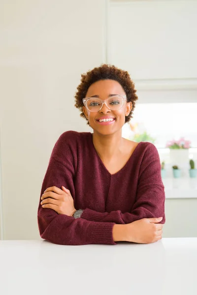 Jovem mulher africana bonita com cabelo afro usando óculos — Fotografia de Stock