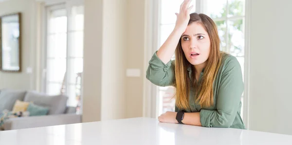 Schöne Junge Frau Hause Überrascht Mit Der Hand Auf Dem — Stockfoto