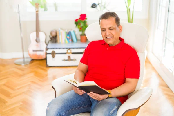 Orta Yaş Erkek Evde Kanepede Oturan Bir Kitap Okuma — Stok fotoğraf