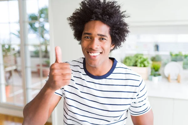 Homme Afro Américain Portant Des Rayures Shirt Faire Des Pouces — Photo