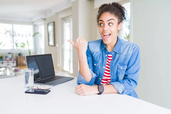 Ung Afrikansk Amerikansk Affärs Kvinna Som Arbetar Med Dator Laptop — Stockfoto