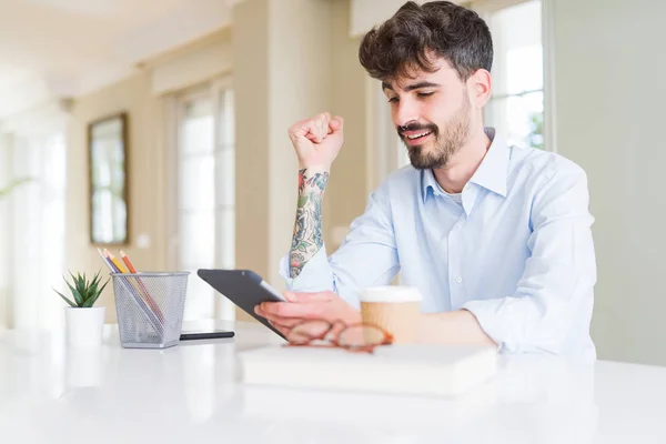 Junger Geschäftsmann Mit Touchpad Tablet Schreit Stolz Und Feiert Sieg — Stockfoto