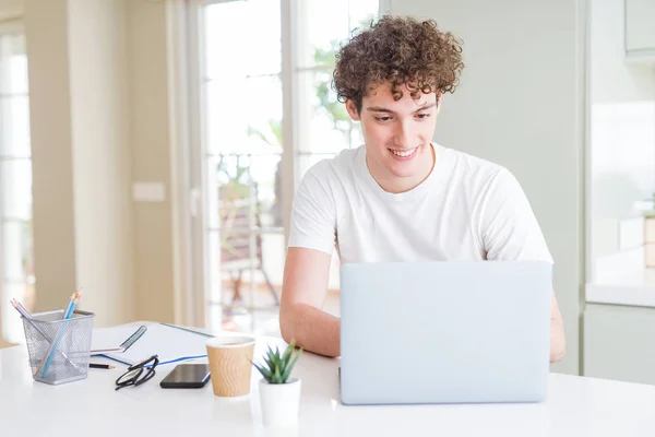 Fiatal Tanuló Ember Munka Tanulás Használ Laptop Számítógép Egy Boldog — Stock Fotó