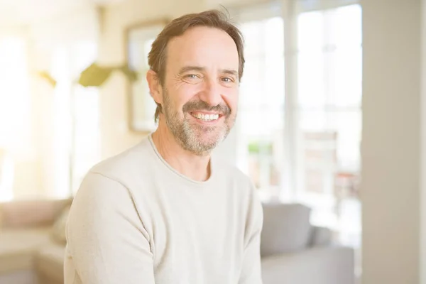 Guapo Hombre Mediana Edad Sonriendo Mirando Cámara Casa —  Fotos de Stock