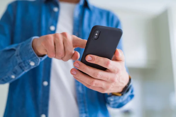 Close up of man hands using smartphone and smiling — Stock Photo, Image
