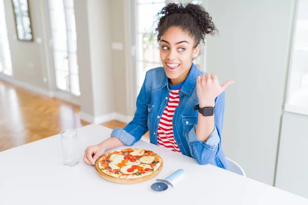 Junge Afrikanisch Amerikanische Frau Isst Hausgemachte Mozzarella Käse Pizza Und — Stockfoto