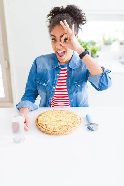 Joven Mujer Afroamericana Comiendo Pizza Casera Queso Con Cara Feliz —  Fotos de Stock