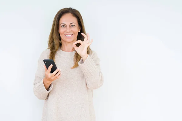 Femme Âge Moyen Utilisant Smartphone Sur Fond Isolé Faisant Signe — Photo