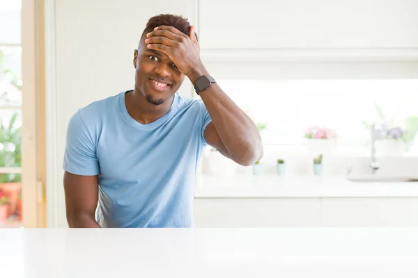 Knappe Afro Amerikaanse Man Het Dragen Van Casual Shirt Thuis — Stockfoto