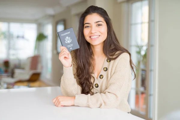 Ung Kvinna Som Innehar Pass Amerikas Förenta Stater Med Lycklig — Stockfoto