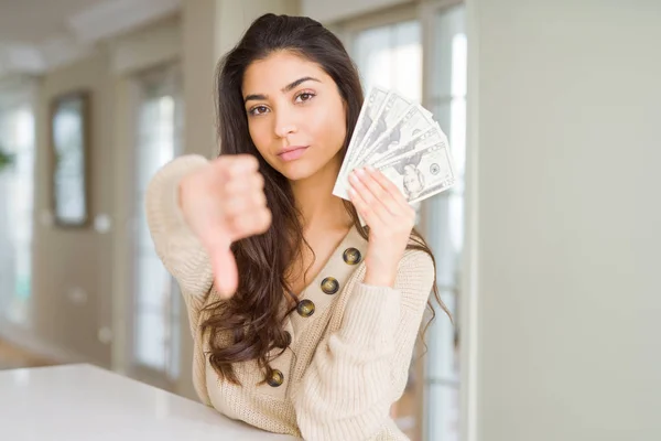 Молода Жінка Тримає Банкноти Доларів Розлюченим Обличчям Негативний Знак Показує — стокове фото