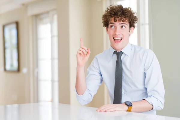 Jonge Zakenman Dragen Van Een Stropdas Wijzende Vinger Omhoog Met — Stockfoto