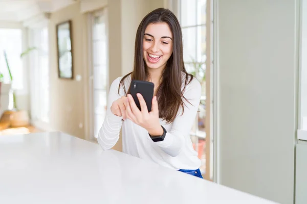 Jonge Vrouw Met Behulp Van Smartphone Glimlachend Gelukkig Sms Typen — Stockfoto