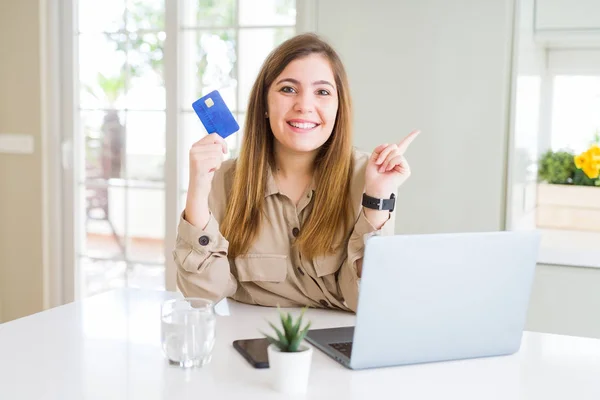 Bella Giovane Donna Shopping Online Con Laptop Carta Credito Molto — Foto Stock