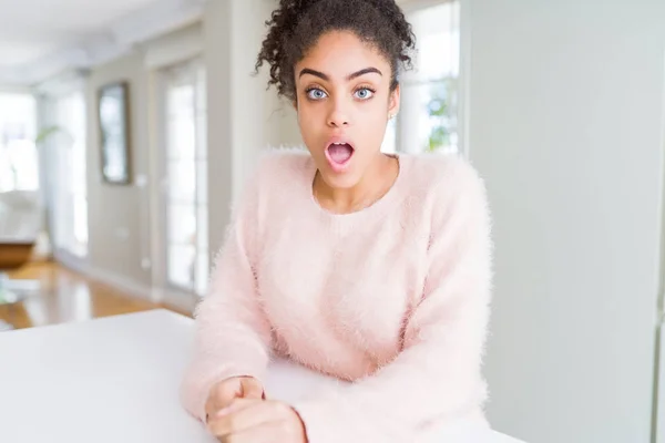 Hermosa Joven Afroamericana Con Pelo Afro Asustada Sorprendida Con Expresión —  Fotos de Stock