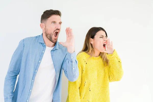 Jovem Belo Casal Togheter Sobre Fundo Isolado Gritando Gritando Alto — Fotografia de Stock