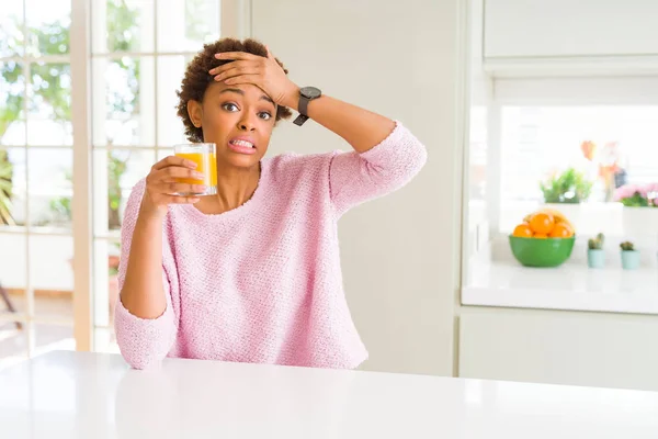 Jeune Femme Afro Américaine Qui Mange Jus Orange Maison Stressée — Photo