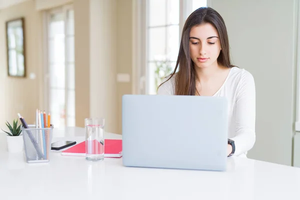 Genç Güzel Kadın Konsantre Çalışma Bilgisayar Laptop Kullanarak — Stok fotoğraf