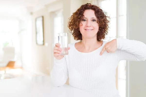 Senior Woman Driking Fresh Glass Water Surprise Face Pointing Finger — Stock Photo, Image