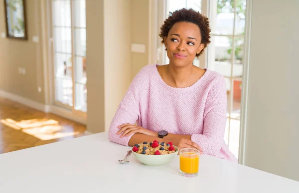 Jonge African American Vrouw Het Gezond Ontbijt Ochtend Thuis Glimlachend — Stockfoto