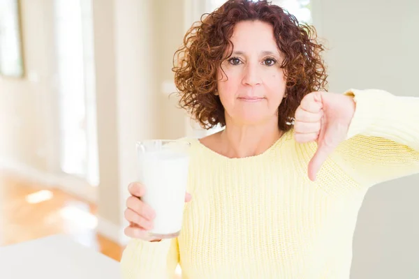 Seniorin Trinkt Mit Wütendem Gesicht Ein Glas Frische Milch Negatives — Stockfoto