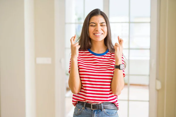 Mulher Bonita Jovem Vestindo Shirt Casual Sorrindo Cruzando Dedos Com — Fotografia de Stock