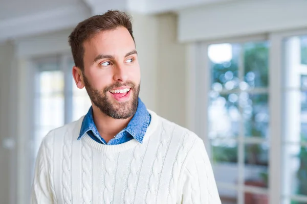 Knappe man die lacht positief op de camera — Stockfoto