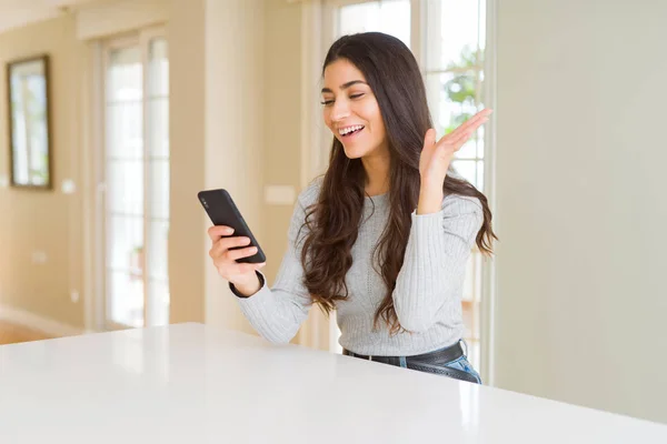 Jovem Mulher Usando Smartphone Enviando Uma Mensagem Muito Feliz Animado — Fotografia de Stock