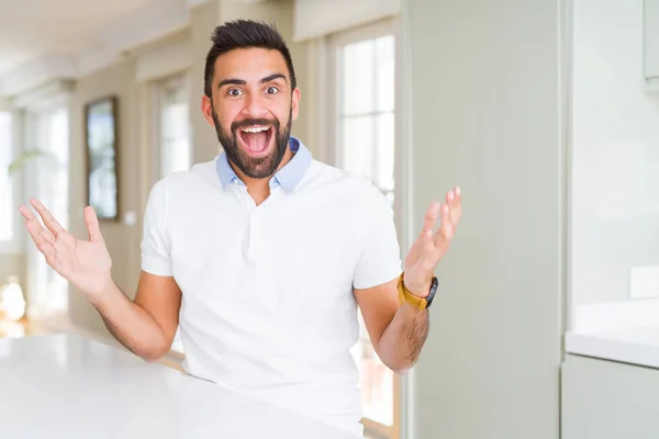 Knappe Hispanic Man Casual Witte Shirt Thuis Vieren Gek Verbaasd — Stockfoto