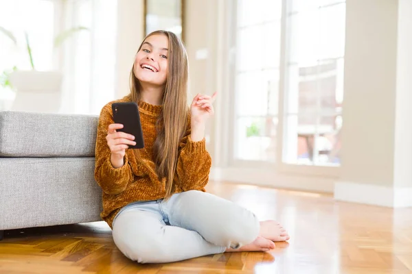 Menina Bonita Criança Enviando Uma Mensagem Usando Smartphone Muito Feliz — Fotografia de Stock