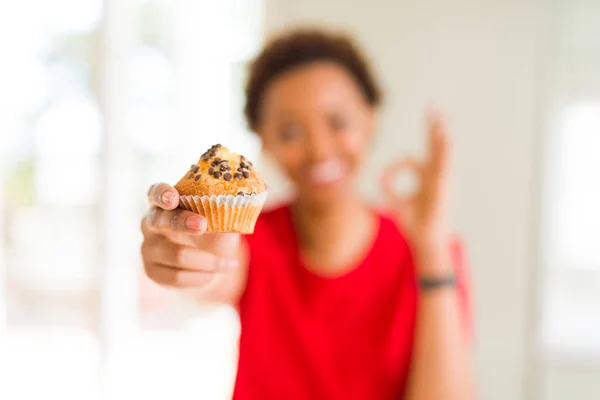 Jovem Afro Americana Comendo Muffins Chocolate Chips Fazendo Sinal Com — Fotografia de Stock