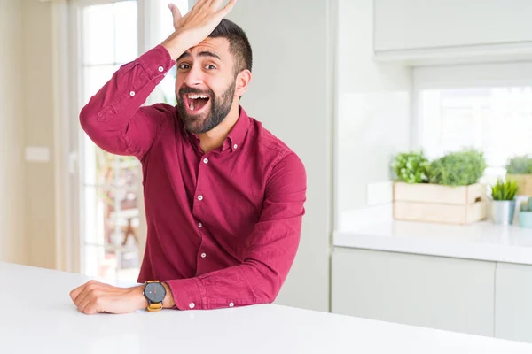 Hombre Negocios Hispano Guapo Sorprendido Con Mano Cabeza Por Error — Foto de Stock