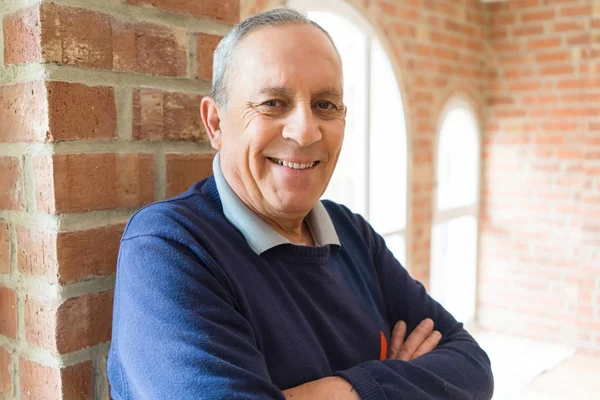 Hombre mayor guapo de mediana edad sonriendo alegre, feliz y feliz — Foto de Stock